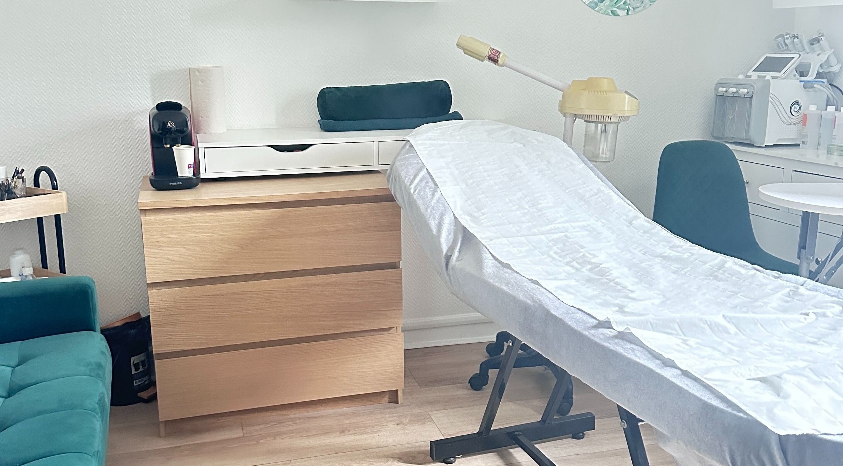 Salle de spa moderne à Hind Esthétique, Argenteuil, Île-de-France, FR, avec lit de soins et équipements.