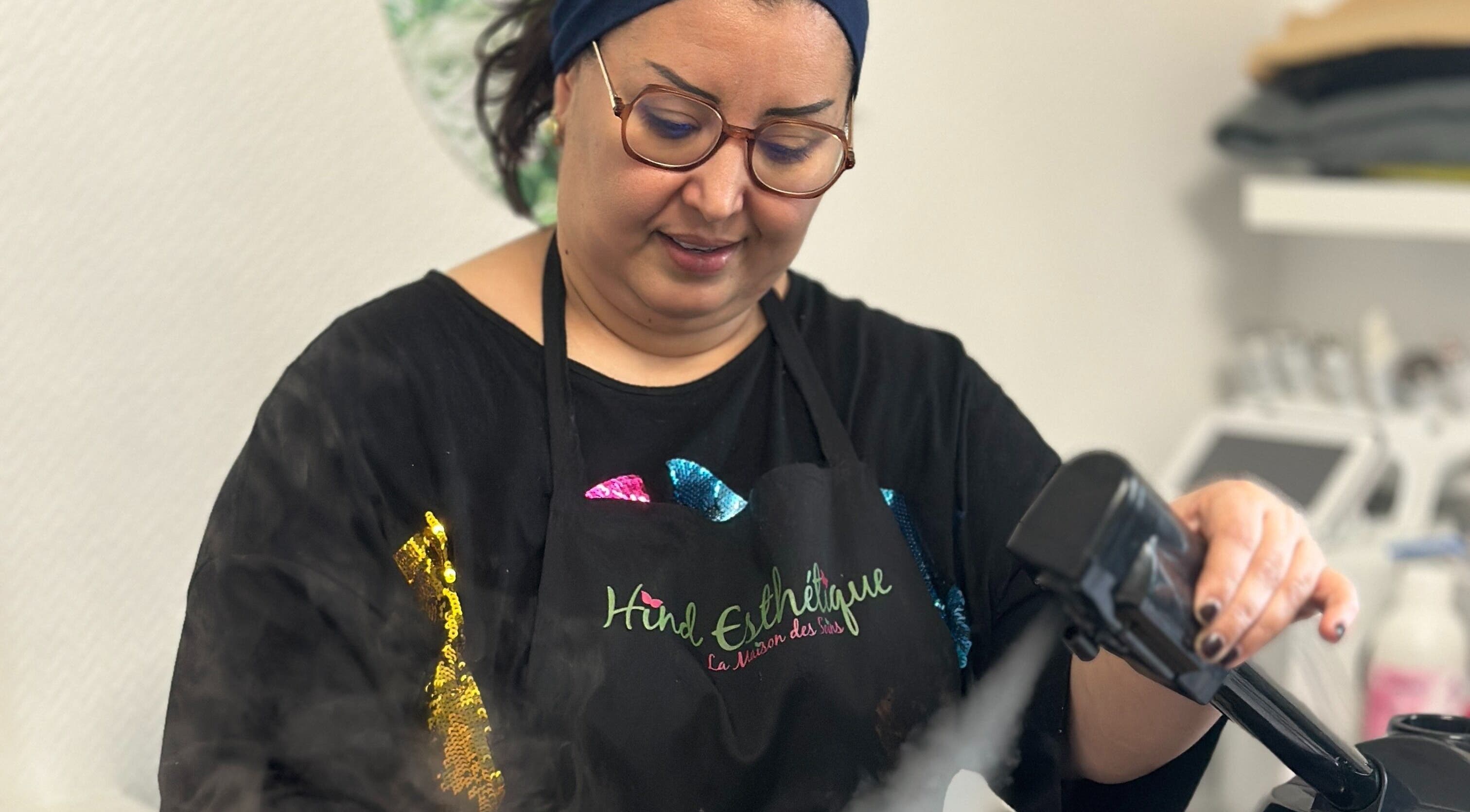 Esthéticienne à Hind Esthétique, Argenteuil, Île-de-france, FR, utilisant un appareil de soin.