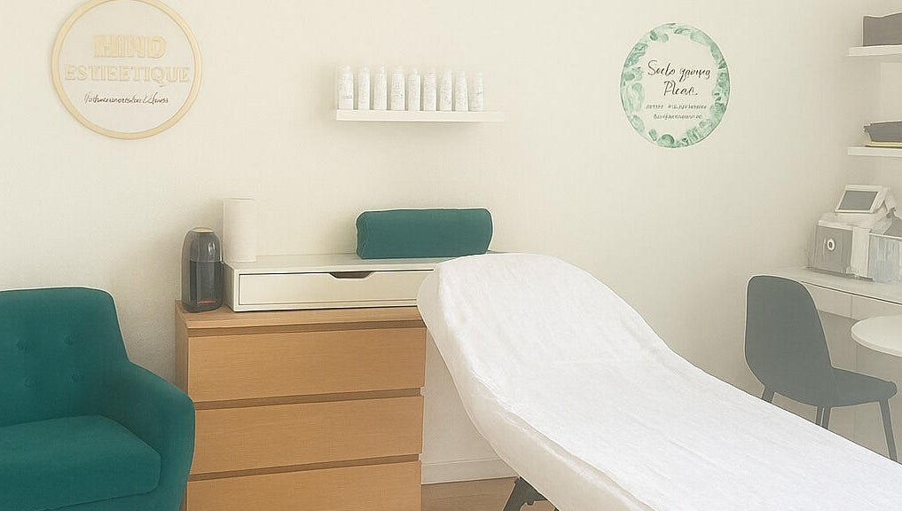 Intérieur apaisant de Hind Esthétique à Argenteuil, Île-de-france, FR, avec une table de soin et fauteuil.