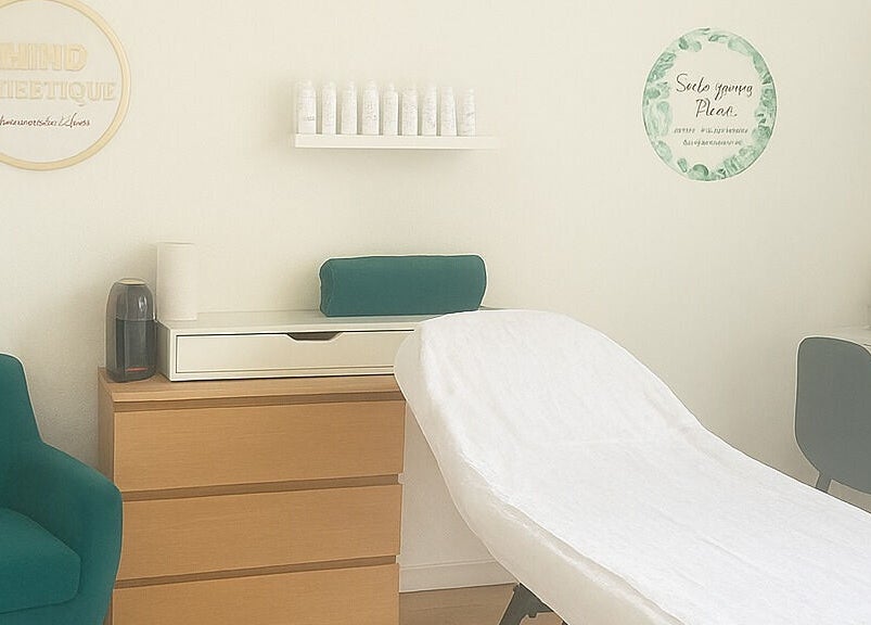 Intérieur apaisant de Hind Esthétique à Argenteuil, Île-de-france, FR, avec une table de soin et fauteuil.