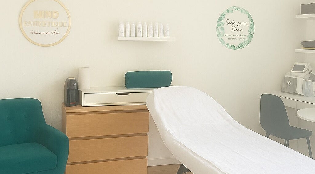 Intérieur apaisant de Hind Esthétique à Argenteuil, Île-de-france, FR, avec une table de soin et fauteuil.