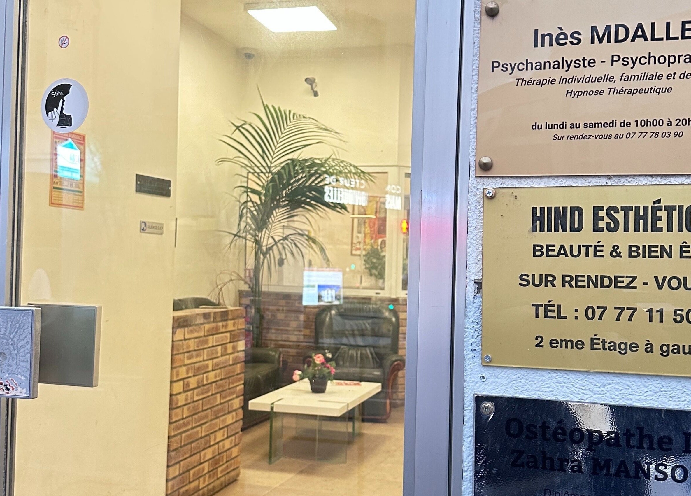 Panneau Hind Esthétique à l'entrée du salon à Argenteuil, Île-de-France, FR avec intérieur visible.