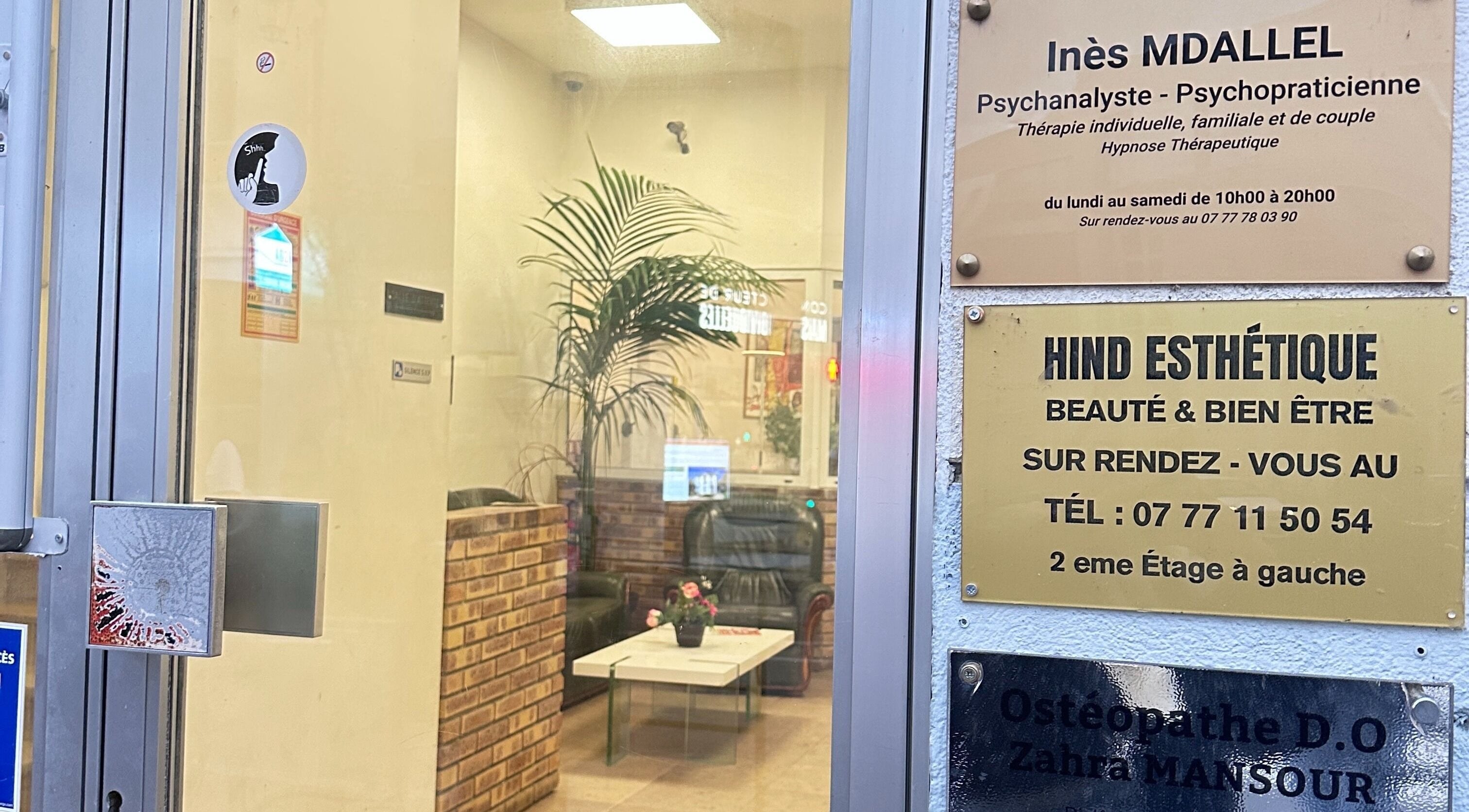 Panneau Hind Esthétique à l'entrée du salon à Argenteuil, Île-de-France, FR avec intérieur visible.