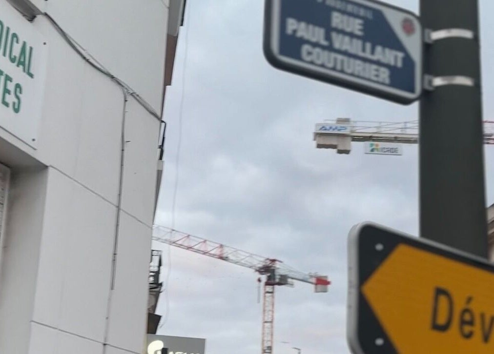Vue de la rue près de Hind Esthétique à Argenteuil, Île-de-France, FR avec une grue et des panneaux.