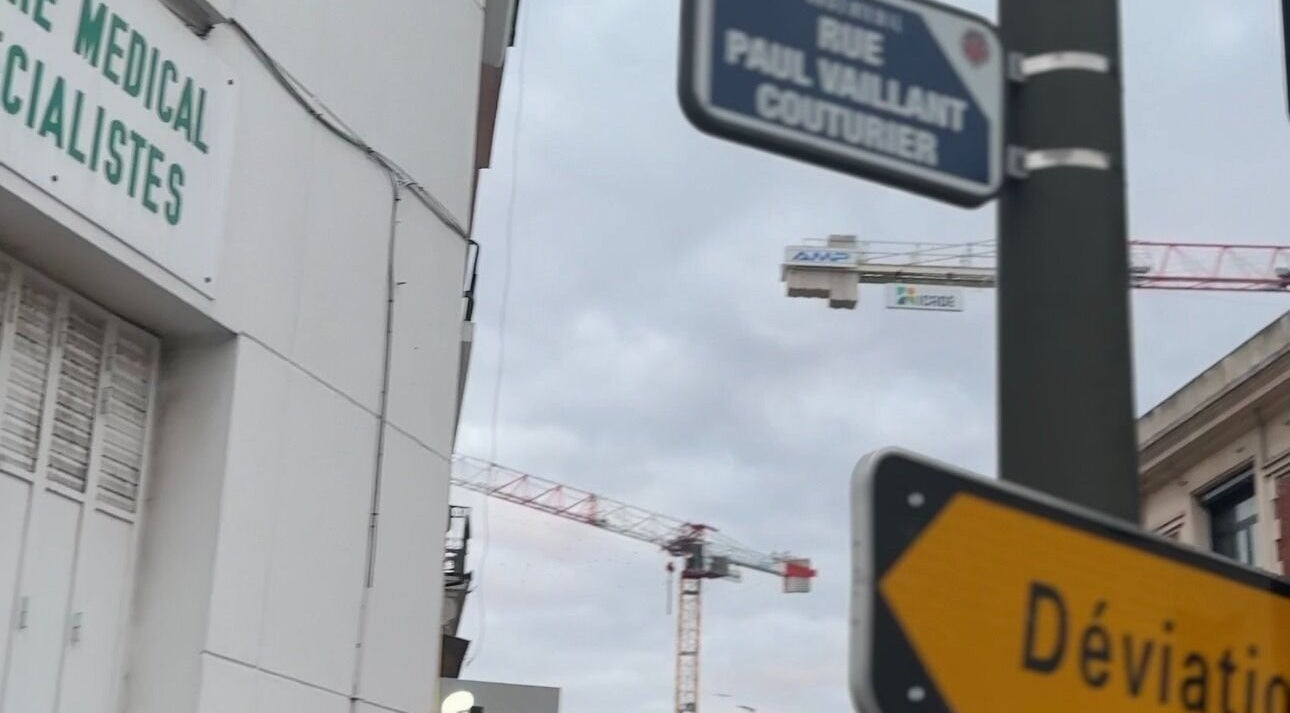 Vue de la rue près de Hind Esthétique à Argenteuil, Île-de-France, FR avec une grue et des panneaux.