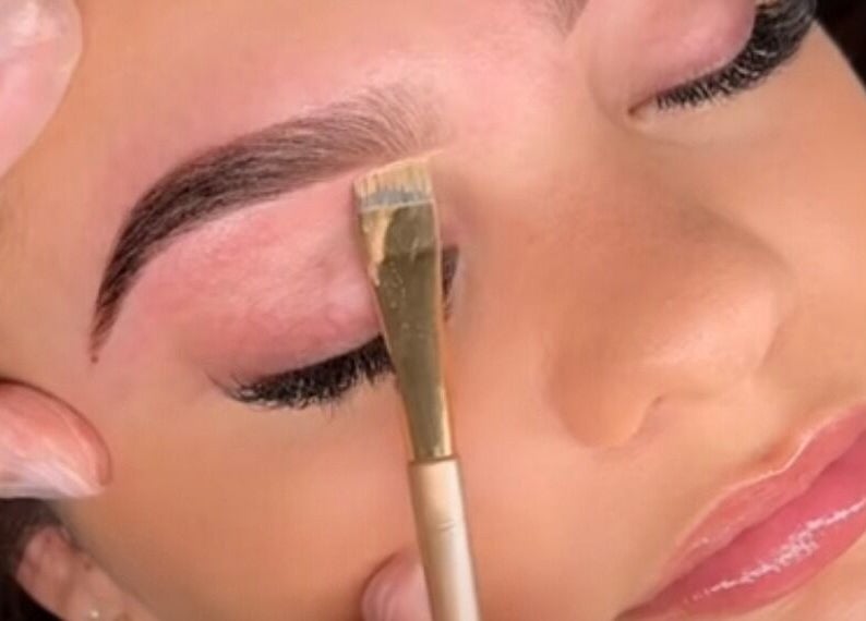 Precise eyebrow grooming at Kaskada Beauty in Benoni, Gauteng, ZA offering expert beauty services.