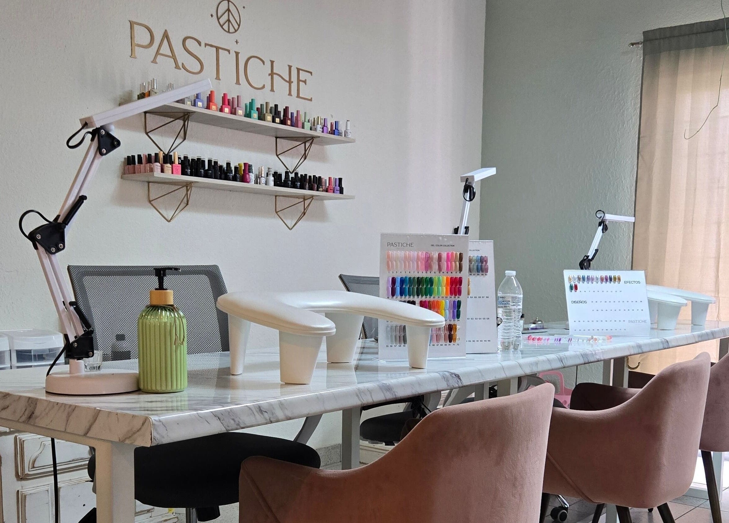 Estación de manicura en Pastiche Studio, Chihuahua, Chihuahua, MX con sillas de terciopelo y esmaltes de uñas.