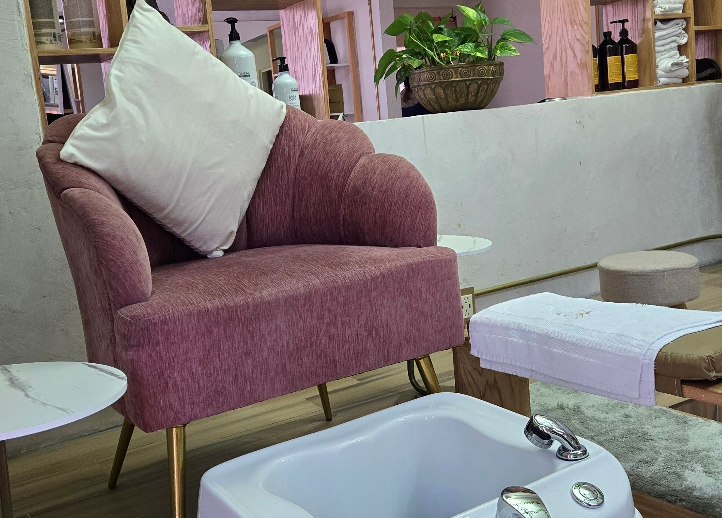 Silla de lujo en Pastiche Studio, Chihuahua, MX, lista para servicio de pedicura con ambiente relajante.