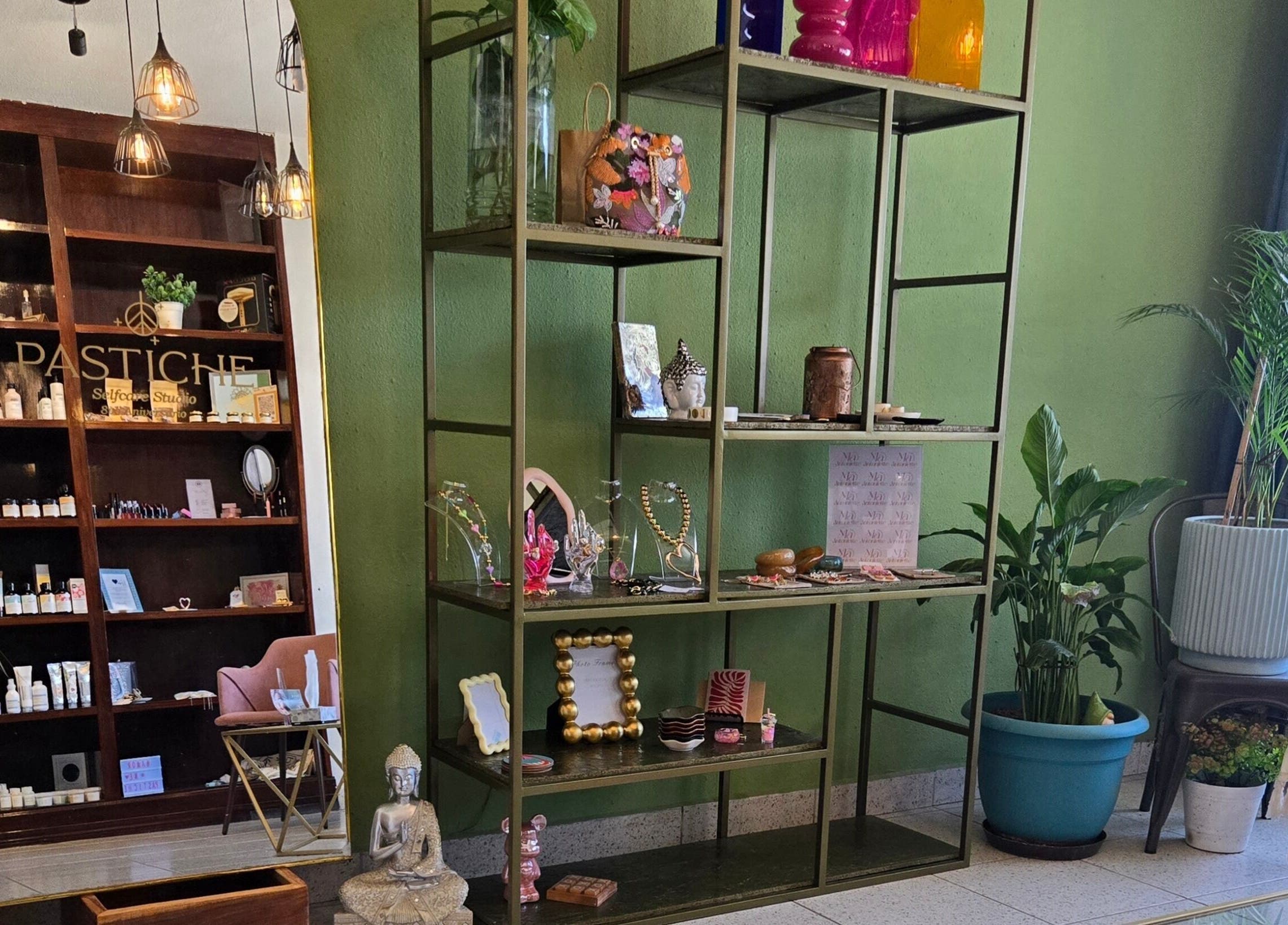 Estante decorativo en Pastiche Studio, Chihuahua, Chihuahua, MX, con plantas y accesorios chic.