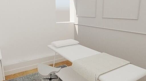 Prostor za masažu u Magnetic centru, Split, Splitsko-dalmatinska županija, HR, bijeli krevet i stolić.