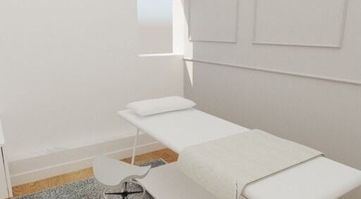 Prostor za masažu u Magnetic centru, Split, Splitsko-dalmatinska županija, HR, bijeli krevet i stolić.