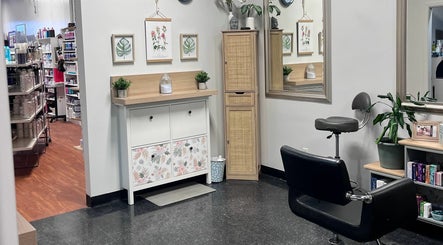 Heal Hair Studio -Stephanie Brooks 520 Riddel Rd Westside Market Village Inside Beauty Supply Outlet in the back Bild 2