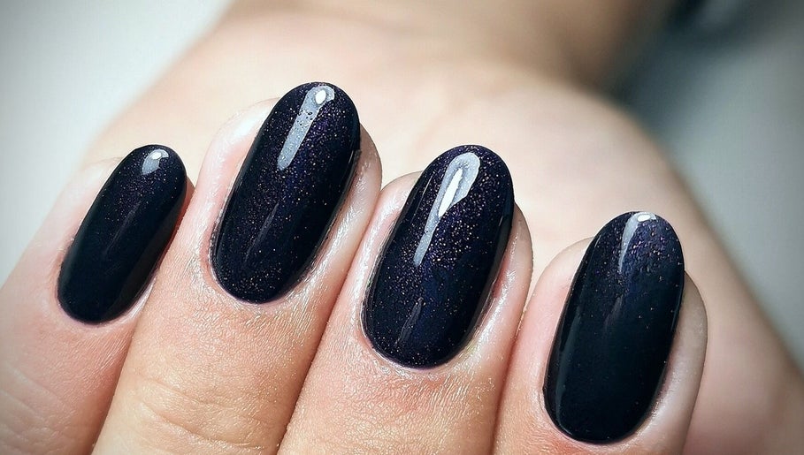 Kerry Wright Nail Artist image 1