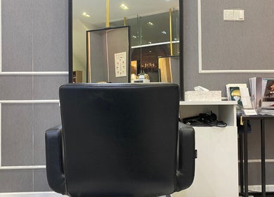 Modern salon chair and styling station at Salon de Edmund, Singapore, Bishan, SG, offering premium beauty experience.