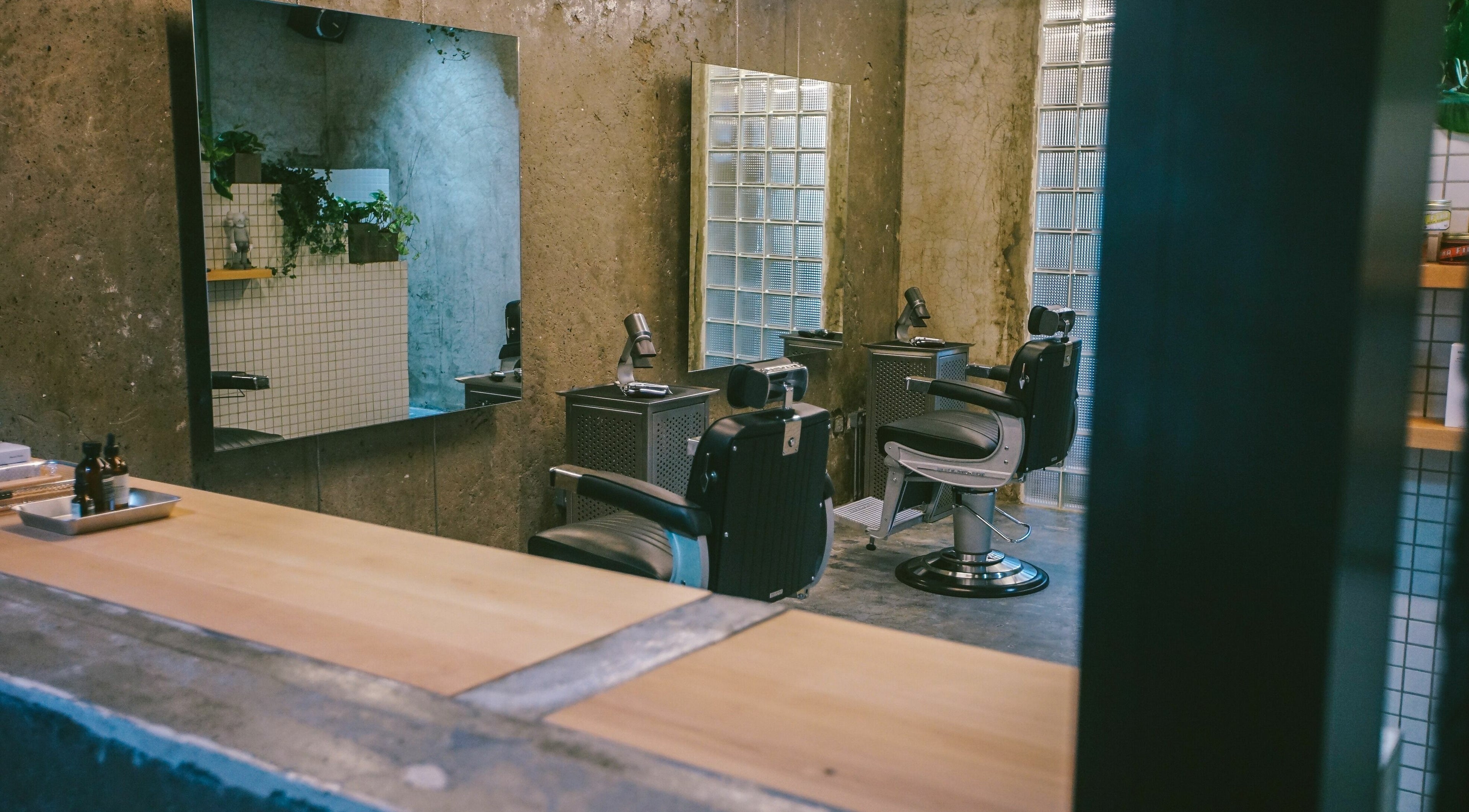 Modern barber chairs and mirrors at Amongst Few Barber, دبي, دبي, AE, offering a chic grooming experience.