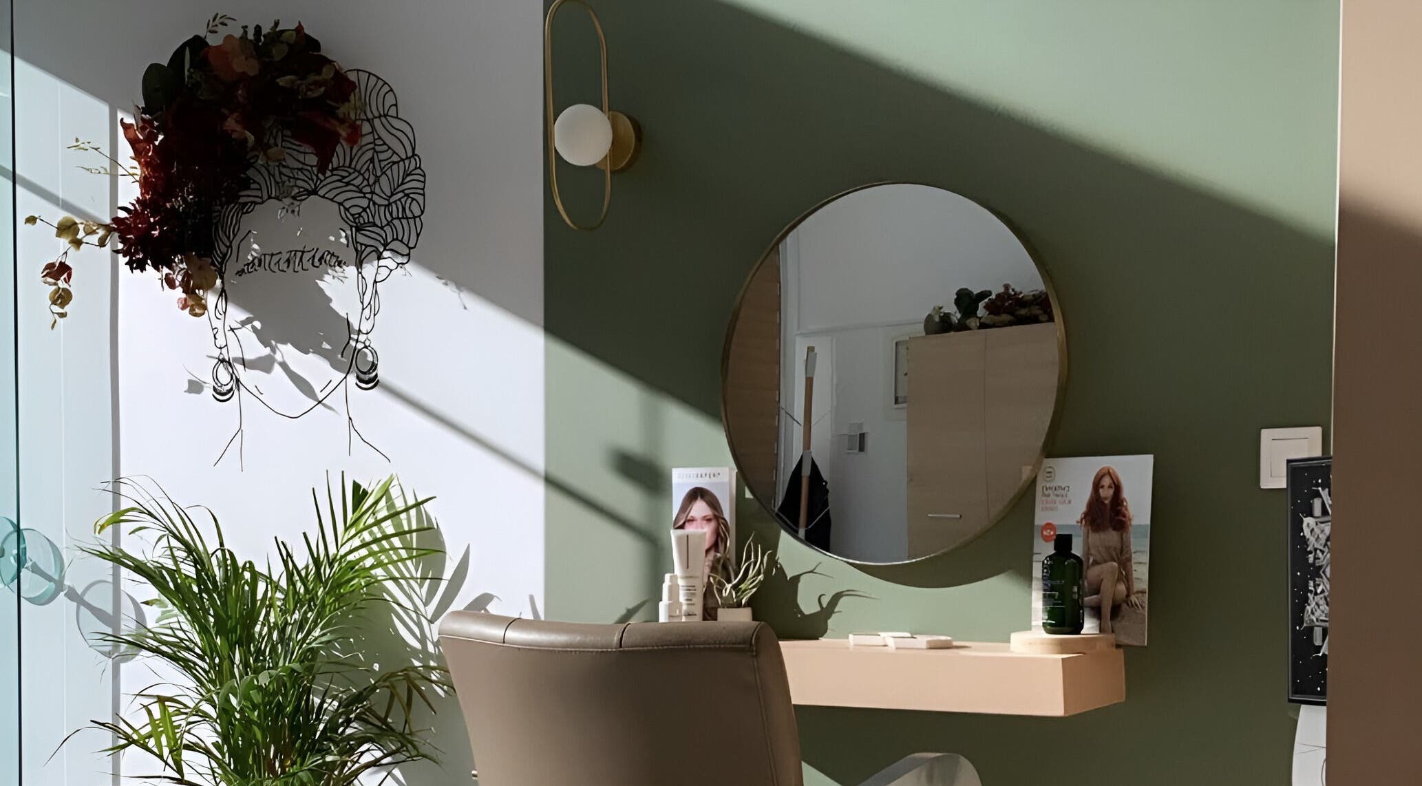 Στυλάτος χώρος κομμωτηρίου στο Hair Room Eua Chrysomallidou, Κορωπί, ΚΟΡΩΠΙ, GR. Πράσινος τοίχος με καθρέφτη.