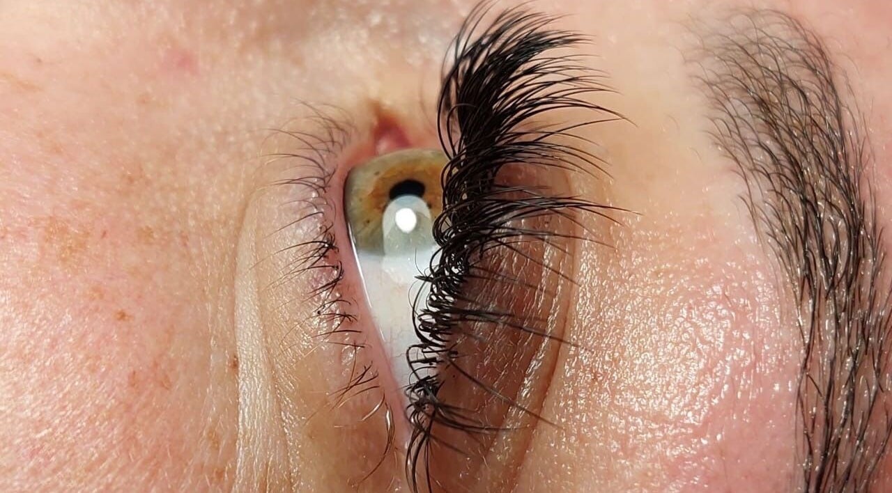 Close-up of enhanced eyelashes at Design on a Dime, Benoni, Gauteng, ZA, showcasing expert beauty services.