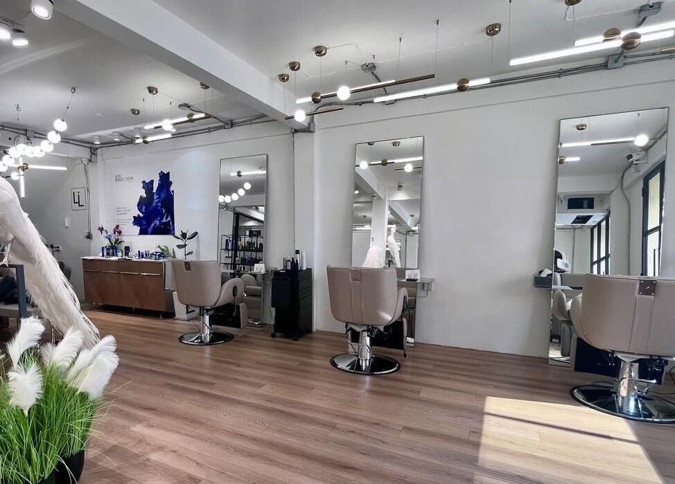 Spacious interior of Lil Holistic Salon in Krung Thep Maha Nakhon, featuring modern styling chairs and large mirrors.