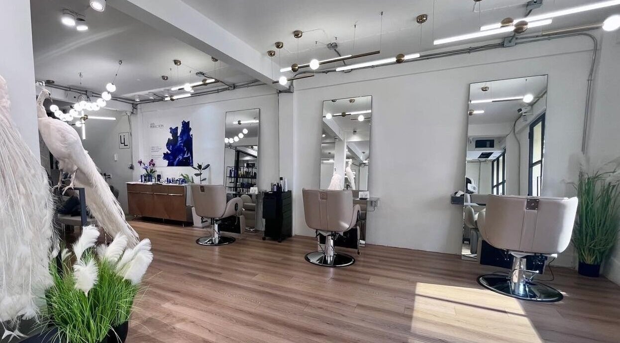 Spacious interior of Lil Holistic Salon in Krung Thep Maha Nakhon, featuring modern styling chairs and large mirrors.