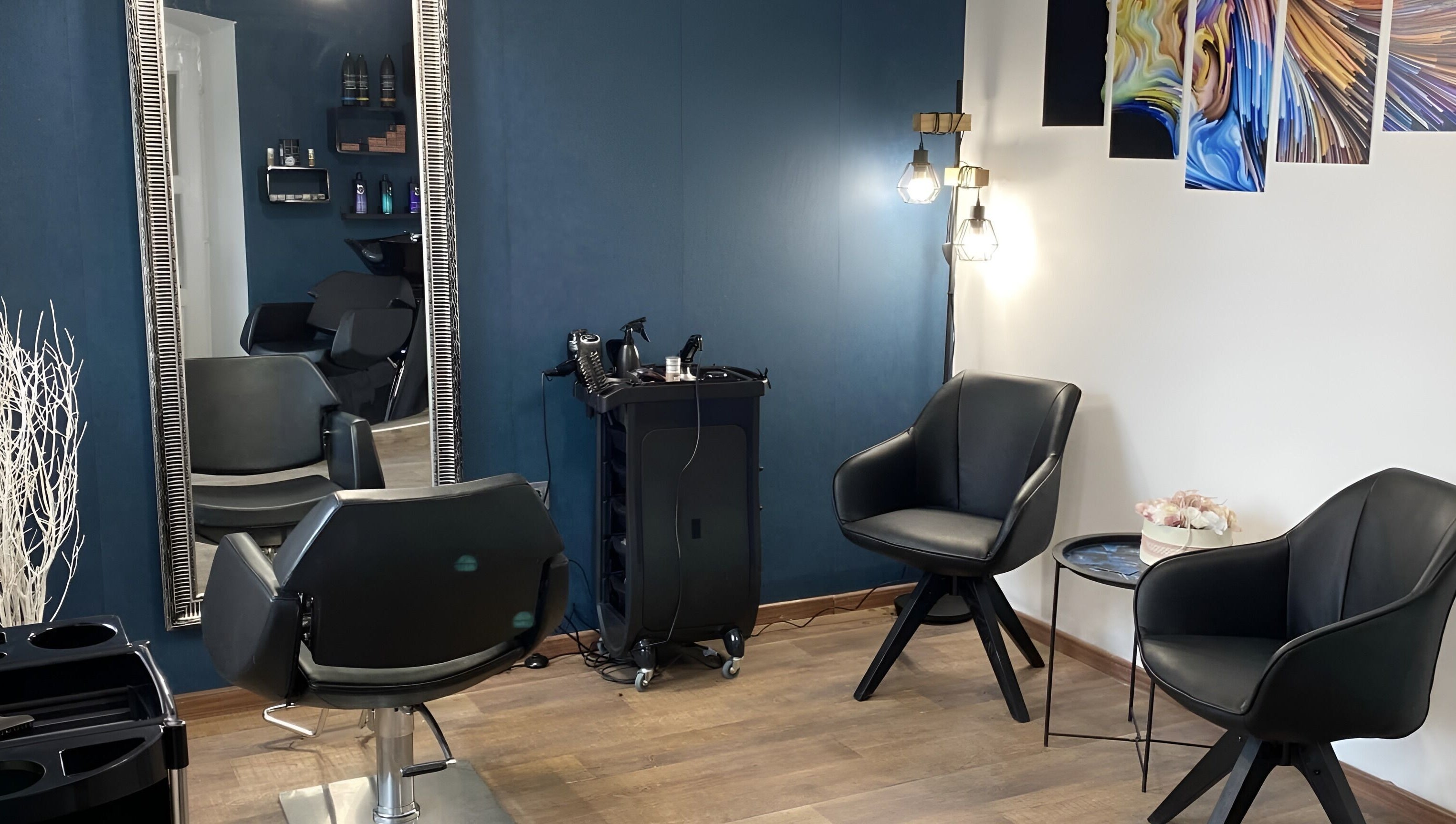 Modern belső tér Jarka Hairstudio-ban, Szigetmonostor, HU. Elegáns székek és tükör látható.