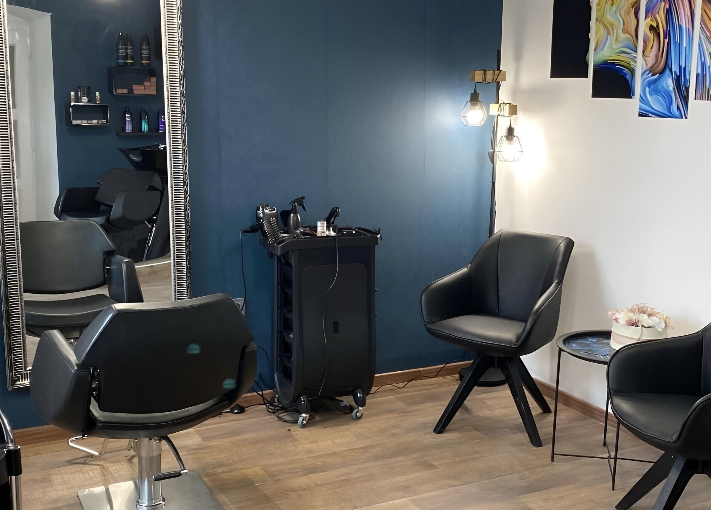 Modern belső tér Jarka Hairstudio-ban, Szigetmonostor, HU. Elegáns székek és tükör látható.