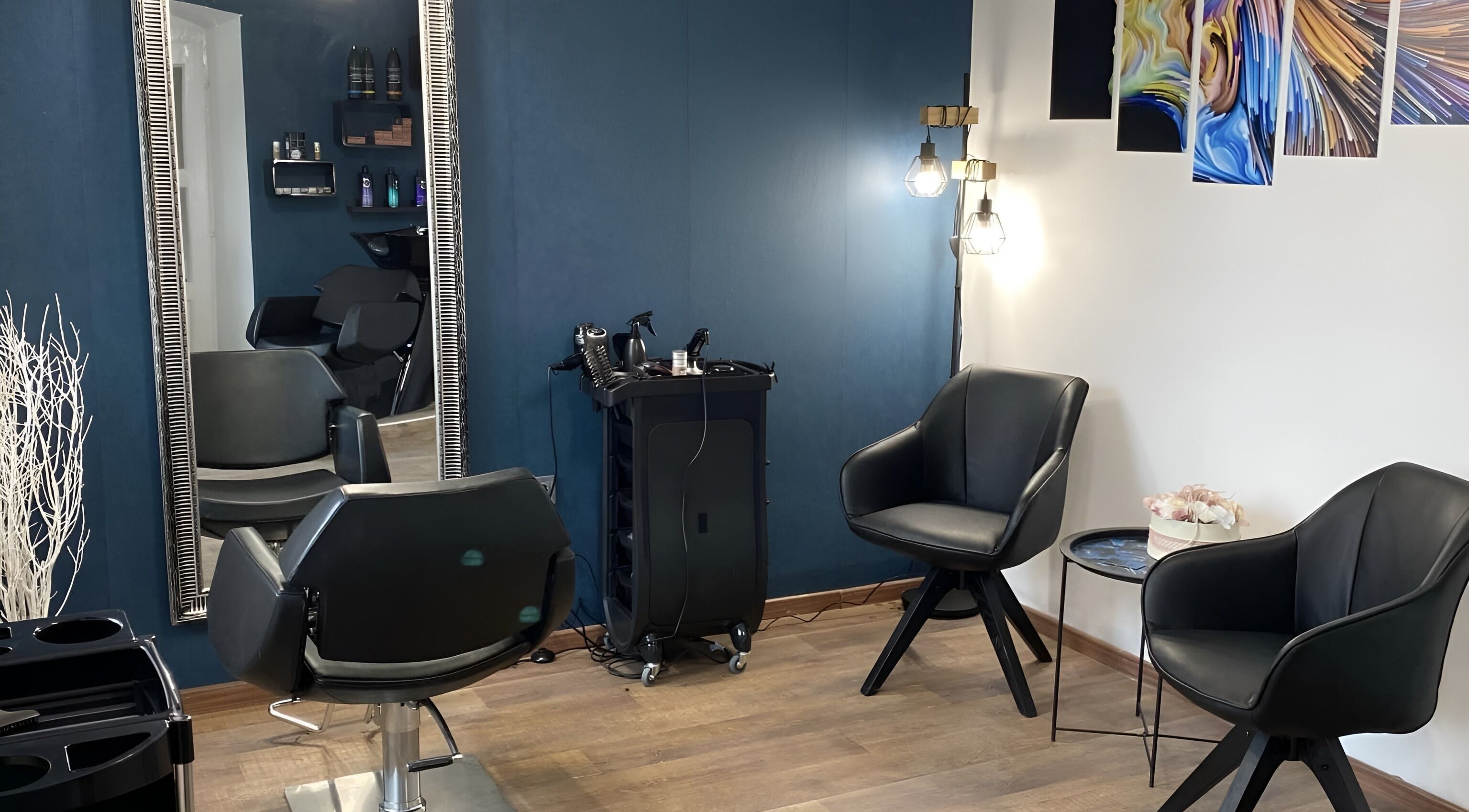 Modern belső tér Jarka Hairstudio-ban, Szigetmonostor, HU. Elegáns székek és tükör látható.