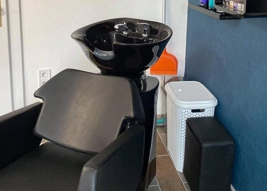 Modern hajmosó részleg Jarka Hairstudio-nál Szigetmonostor, HU címén.