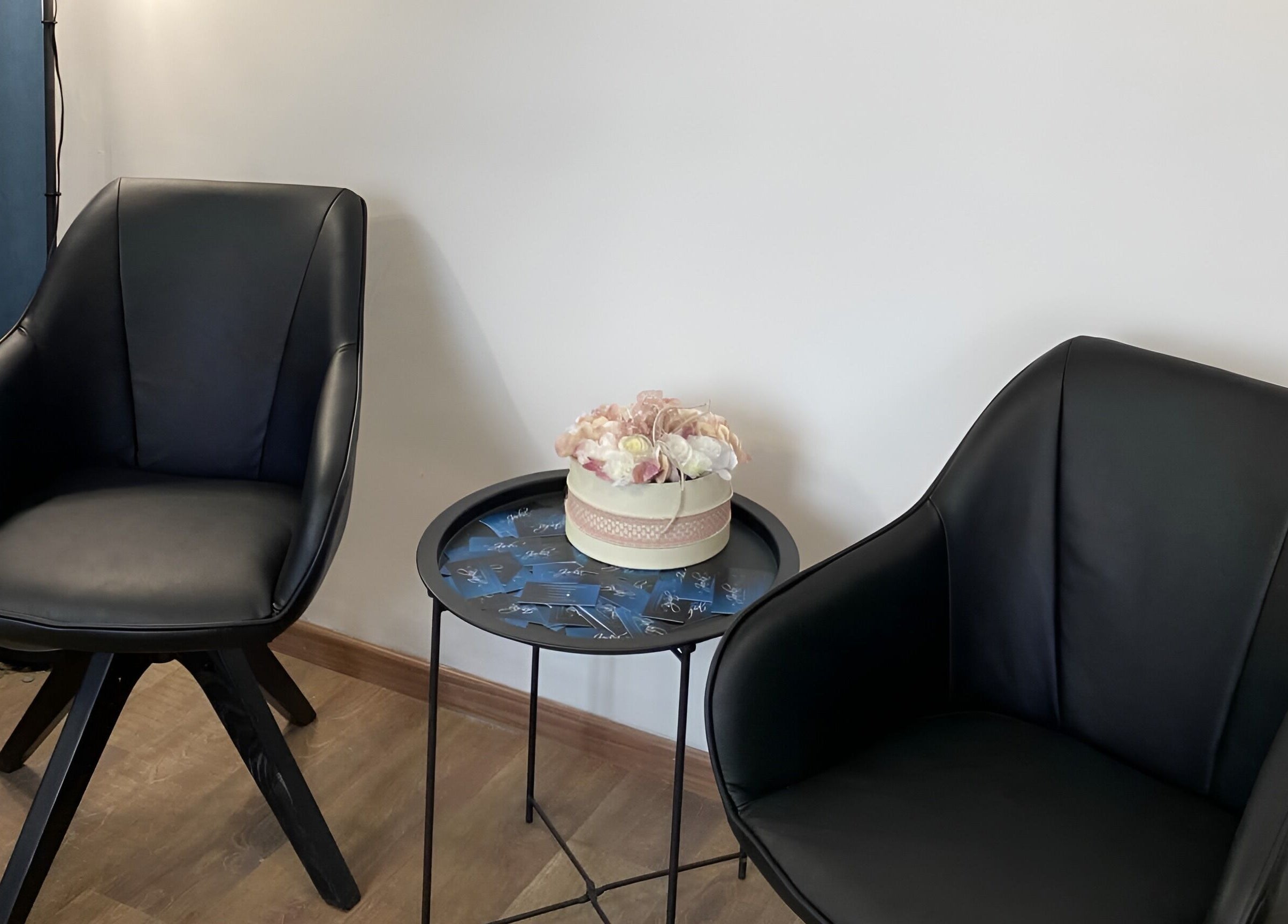 Kényelmes bőrülőkék Jarka Hairstudio várójában, Szigetmonostor, HU.