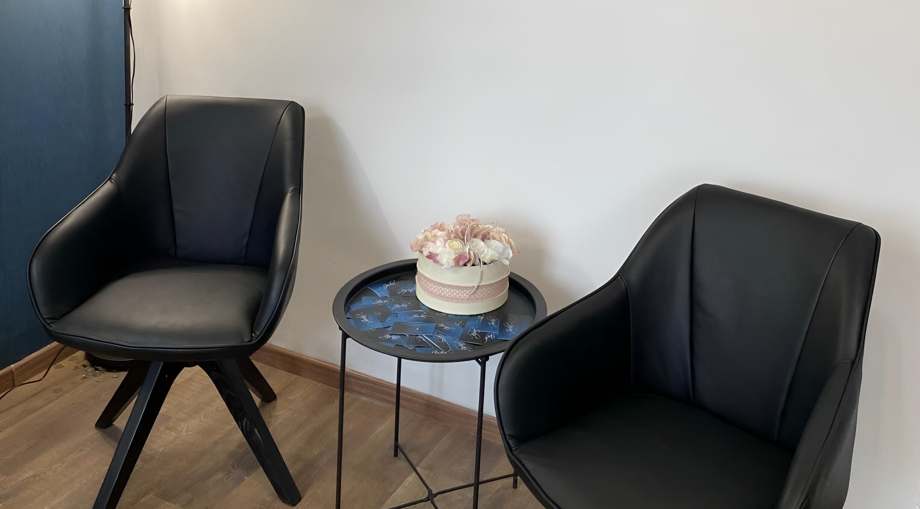 Kényelmes bőrülőkék Jarka Hairstudio várójában, Szigetmonostor, HU.