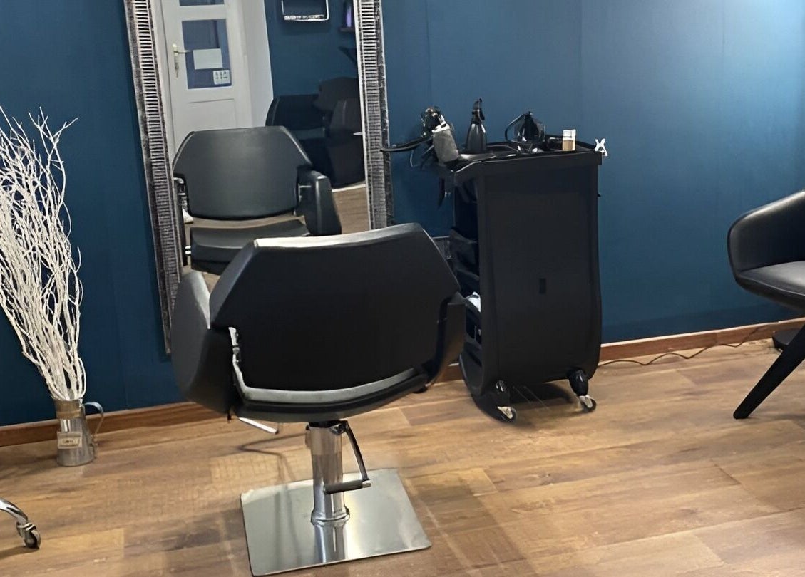 Modern szalon belső tér a Jarka Hairstudio-ban, Szigetmonostor, HU.