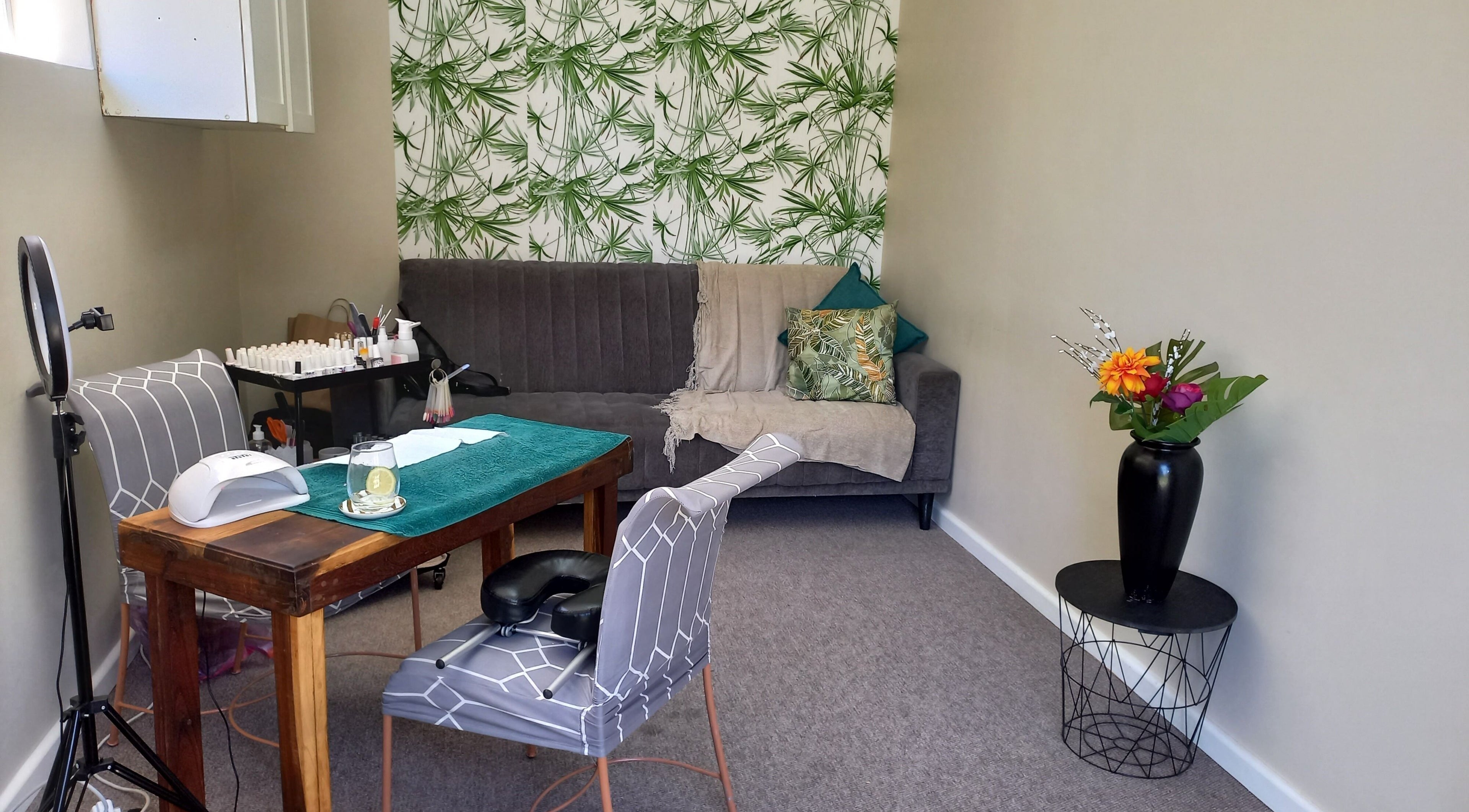 Relaxing space at Mello's Mobile Beauty Spa in Gqeberha, Eastern Cape, ZA, featuring a cozy seating area.