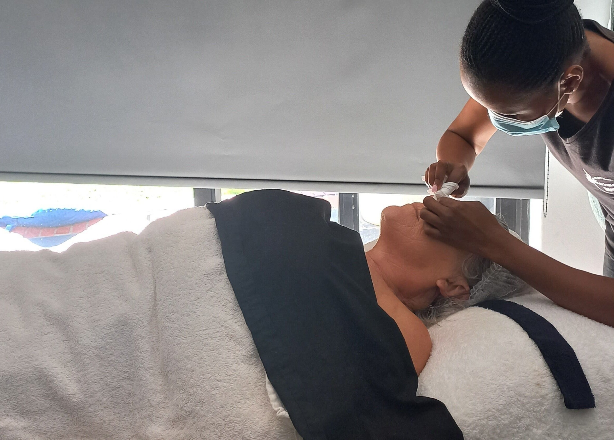 Professional facial at Mello's Mobile Beauty Spa, Gqeberha, Eastern Cape, ZA, offering relaxing skincare.
