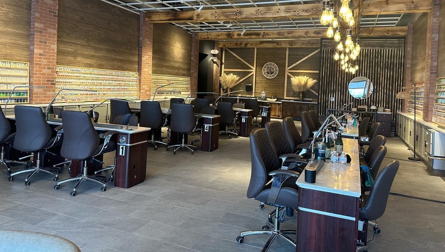 West Bend Nails slika 1