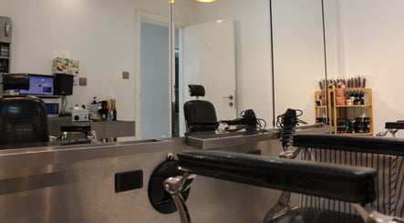 Le Platine Gents Salon image 3