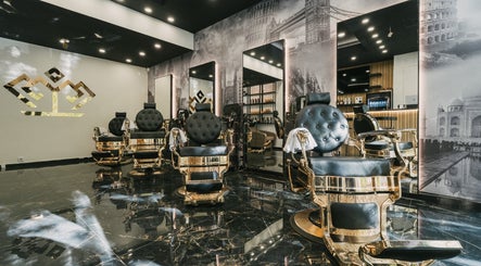 Interior luxuoso da Barbearia dos Príncipes Estrada da Luz em Lisboa, Lisboa, PT com cadeiras elegantes.