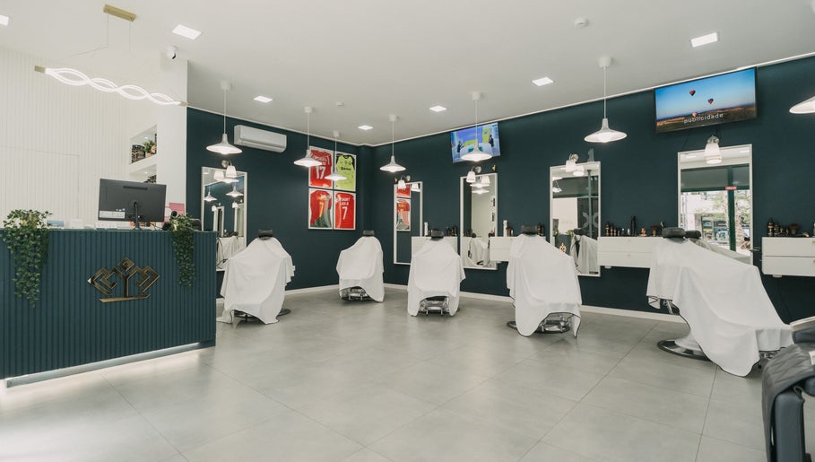 Sala moderna da Barbearia dos Príncipes Telheiras, Lisboa, Lisboa, PT com cadeiras cobertas.