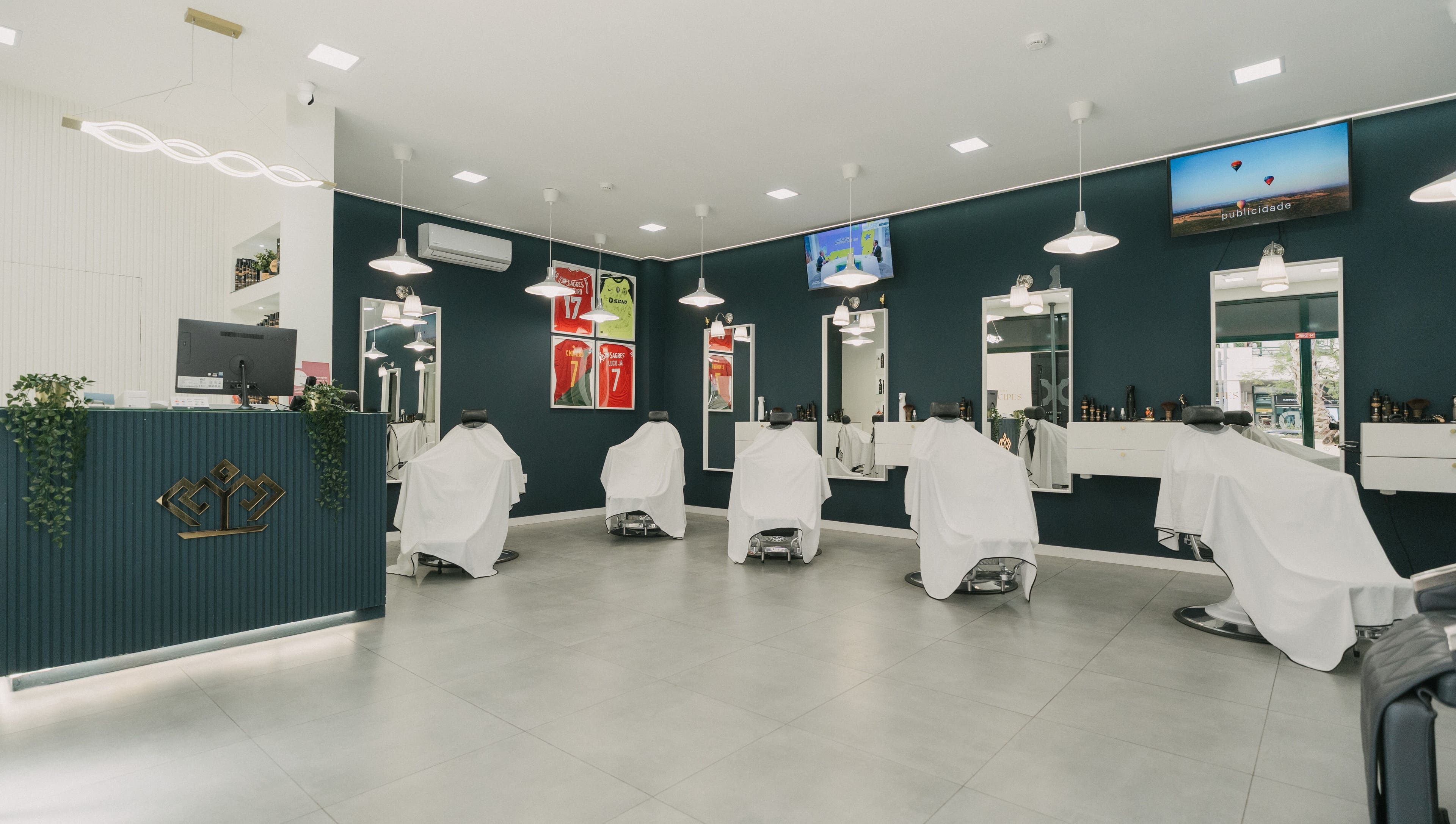 Sala moderna da Barbearia dos Príncipes Telheiras, Lisboa, Lisboa, PT com cadeiras cobertas.