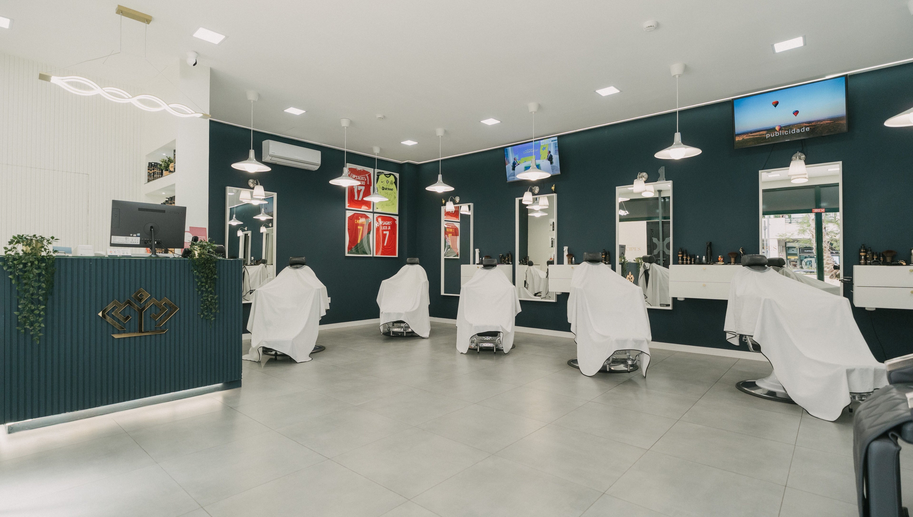 Sala moderna da Barbearia dos Príncipes Telheiras, Lisboa, Lisboa, PT com cadeiras cobertas.