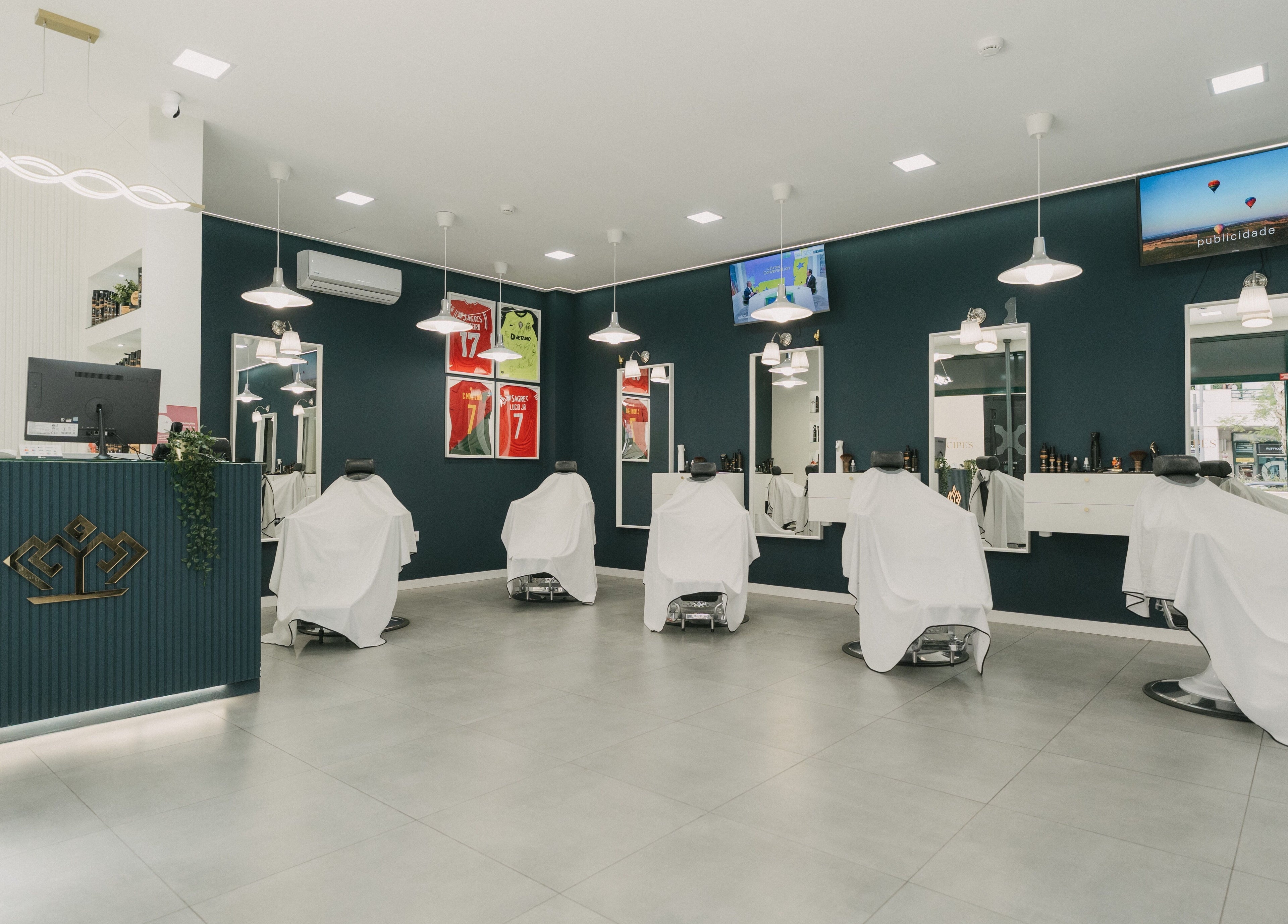 Sala moderna da Barbearia dos Príncipes Telheiras, Lisboa, Lisboa, PT com cadeiras cobertas.