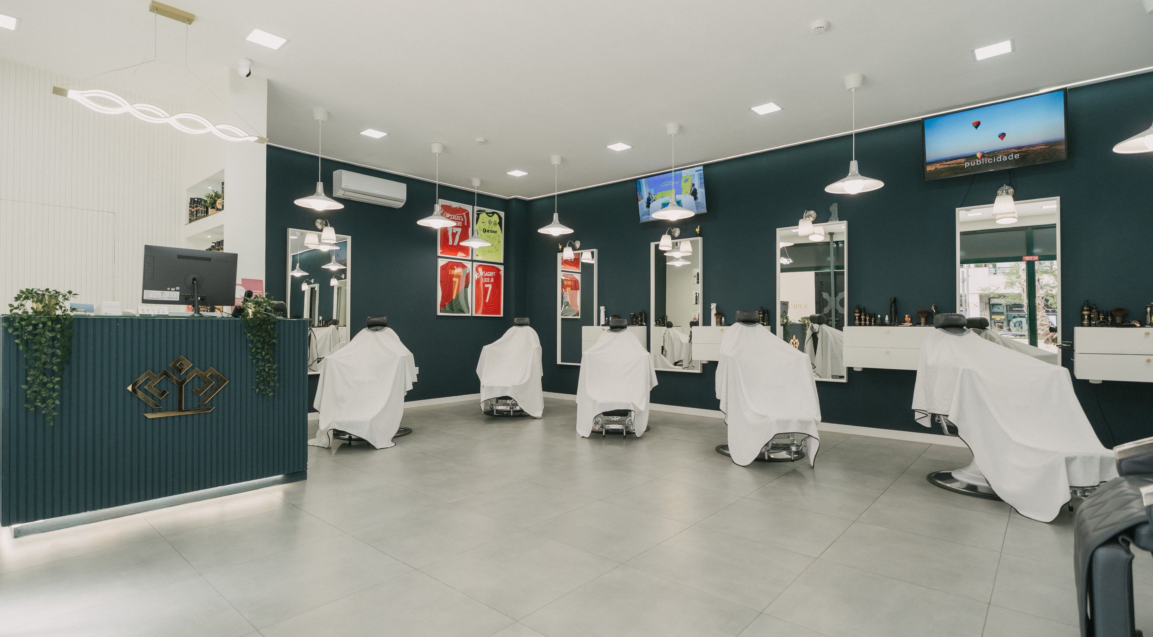 Sala moderna da Barbearia dos Príncipes Telheiras, Lisboa, Lisboa, PT com cadeiras cobertas.