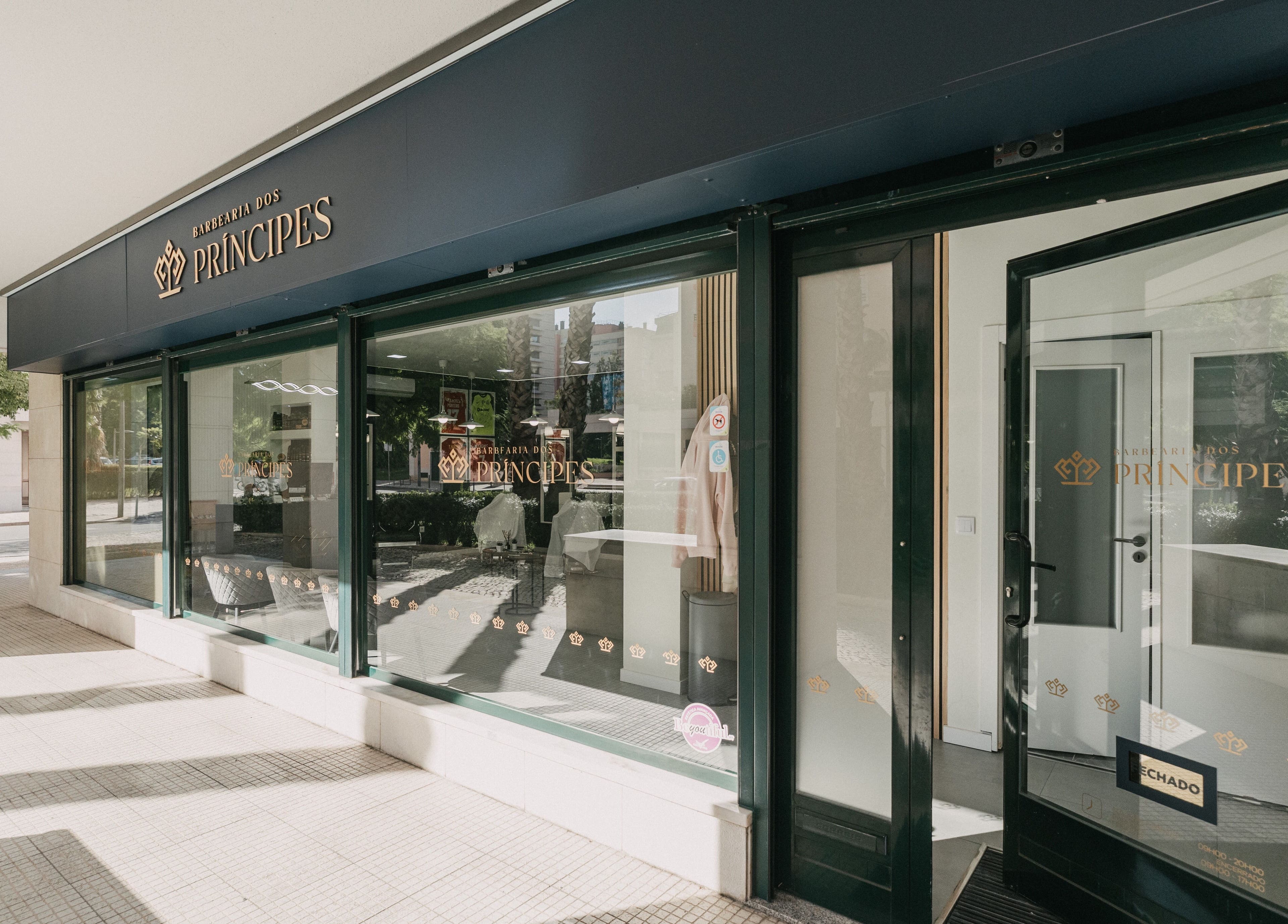 Entrada da Barbearia dos Príncipes Telheiras em Lisboa, Lisboa, PT com fachada moderna.
