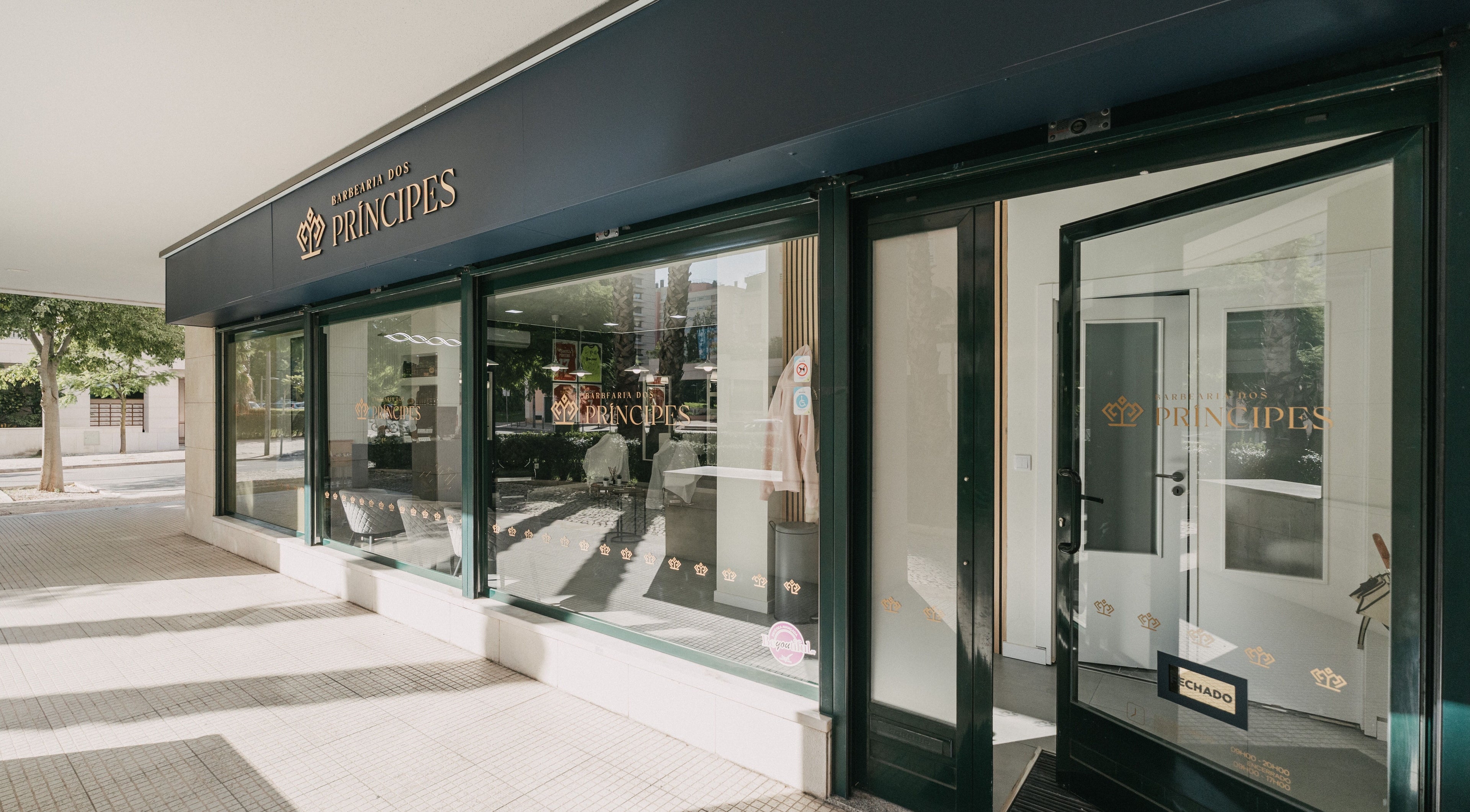 Entrada da Barbearia dos Príncipes Telheiras em Lisboa, Lisboa, PT com fachada moderna.