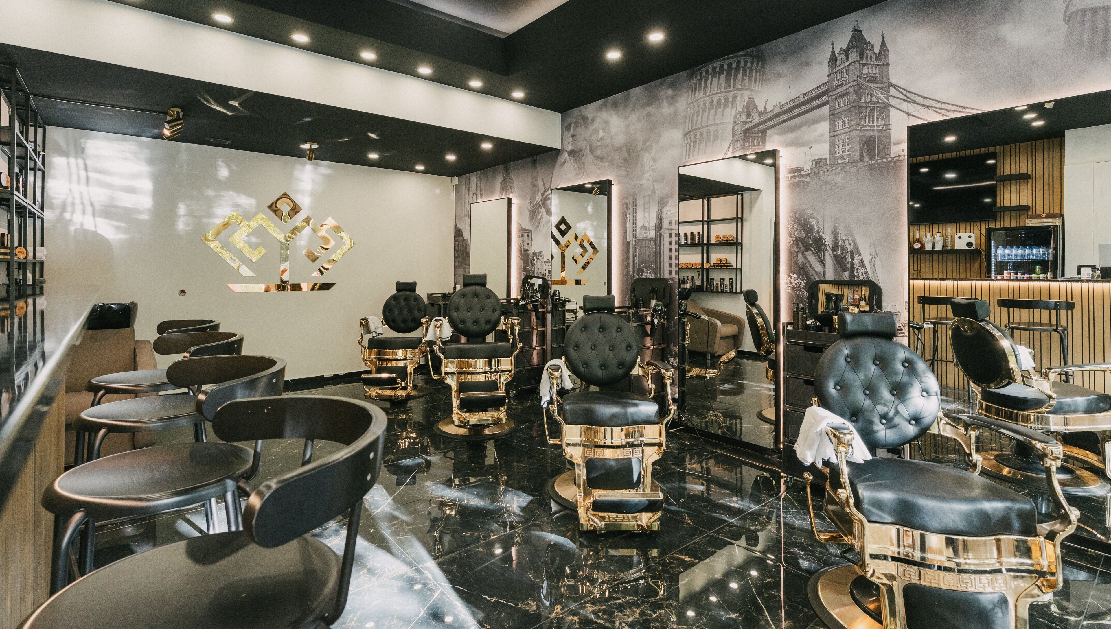 Interior luxuoso da Barbearia Dos Príncipes Estrada da Luz em Lisboa, Lisboa, PT, com cadeiras elegantes.