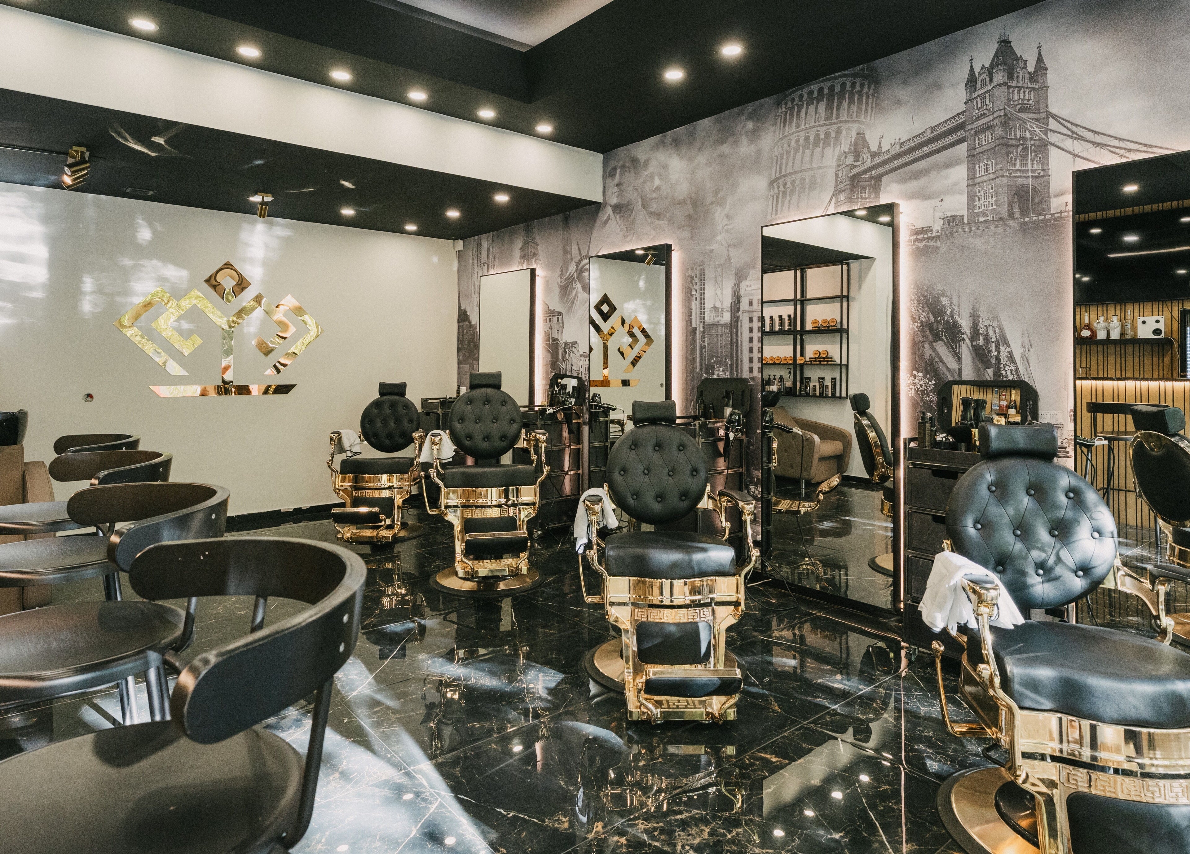 Interior luxuoso da Barbearia Dos Príncipes Estrada da Luz em Lisboa, Lisboa, PT, com cadeiras elegantes.
