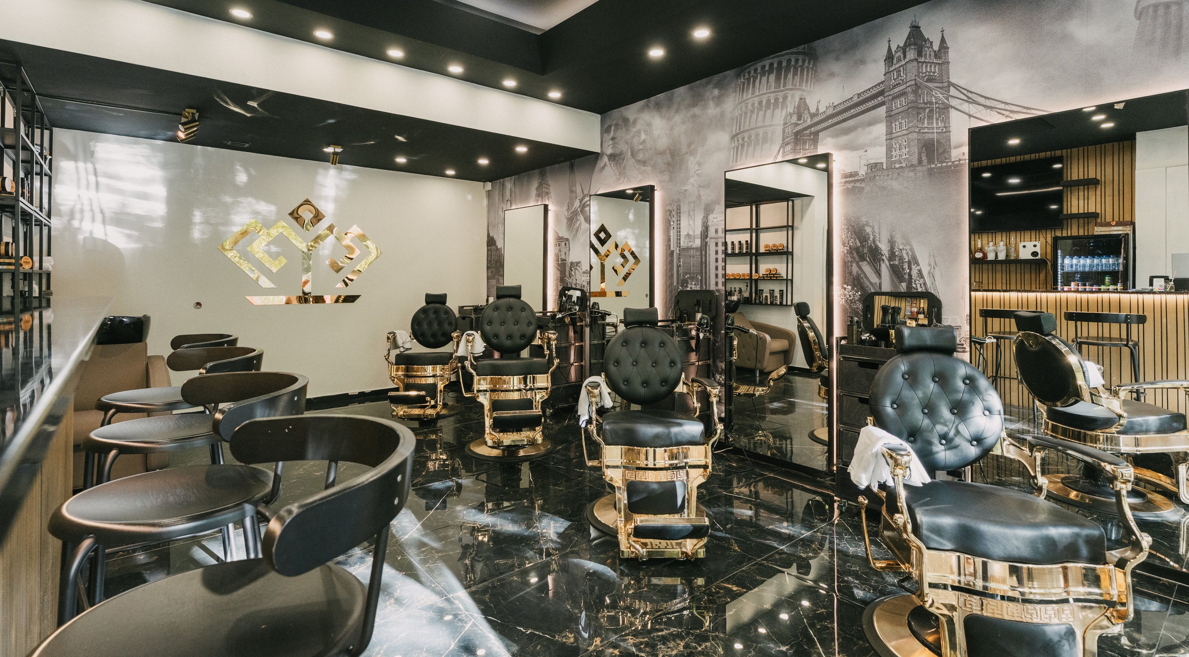 Interior luxuoso da Barbearia Dos Príncipes Estrada da Luz em Lisboa, Lisboa, PT, com cadeiras elegantes.