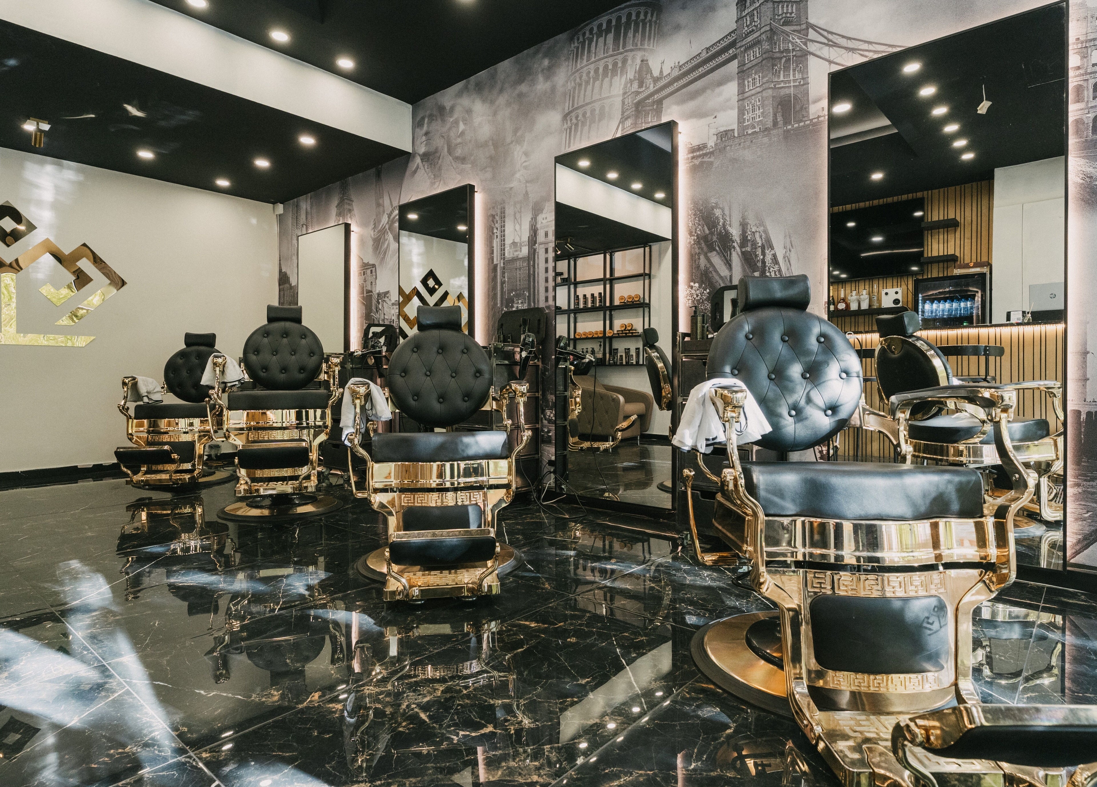 Interior elegante da Barbearia Dos Príncipes Estrada da Luz, Lisboa, Lisboa, PT com cadeiras luxuosas.