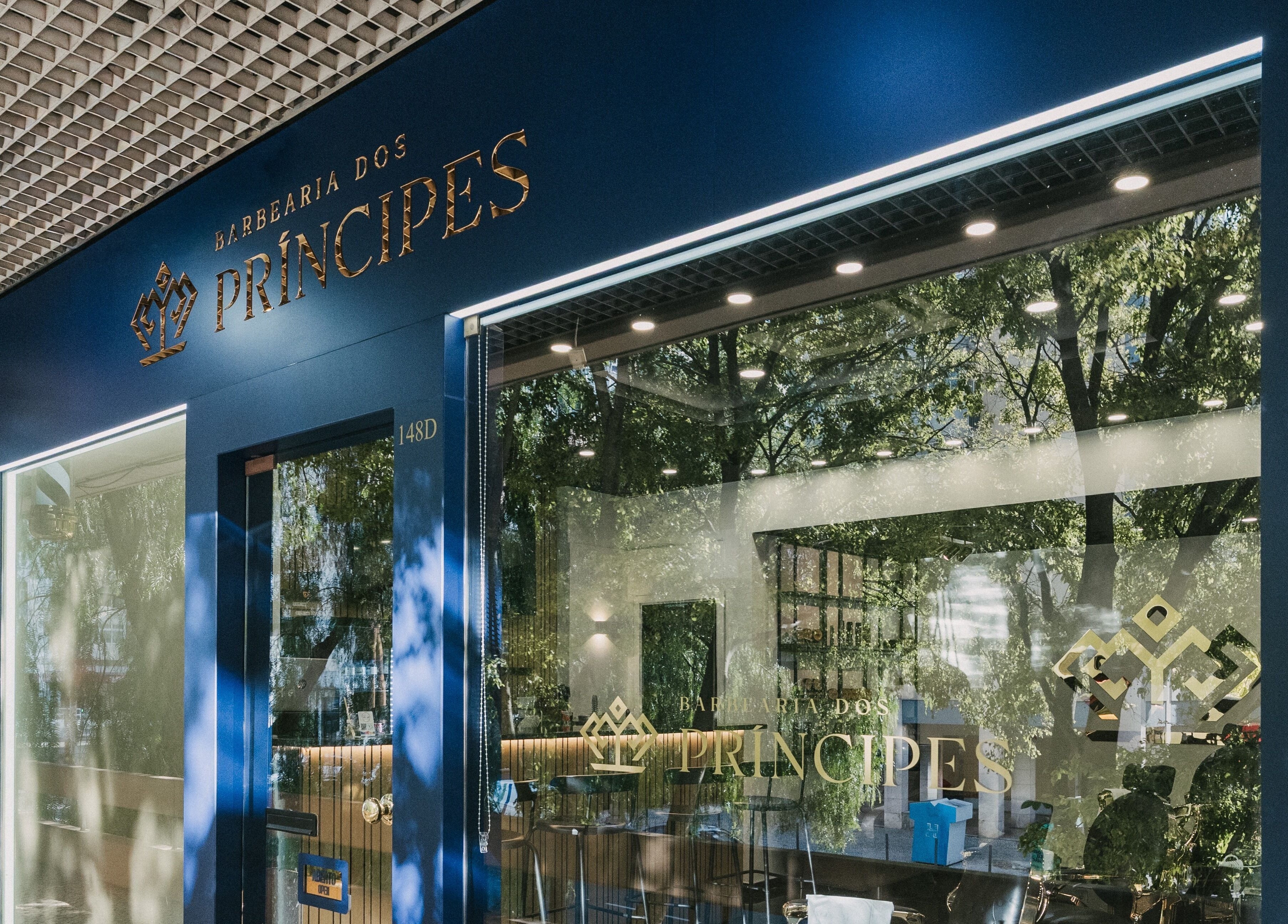 Fachada elegante da Barbearia Dos Príncipes Estrada da Luz em Lisboa, Lisboa, PT.