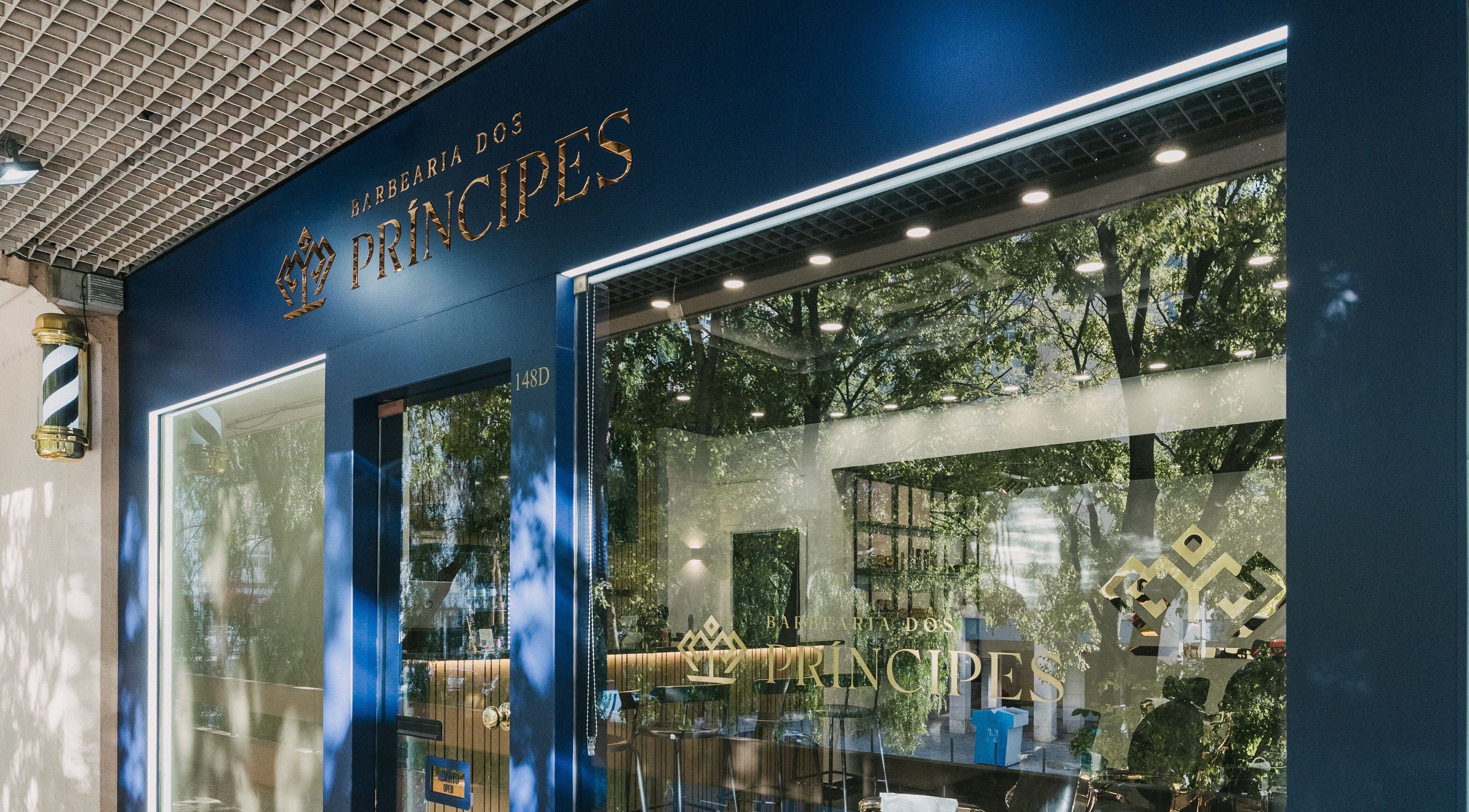 Fachada elegante da Barbearia Dos Príncipes Estrada da Luz em Lisboa, Lisboa, PT.