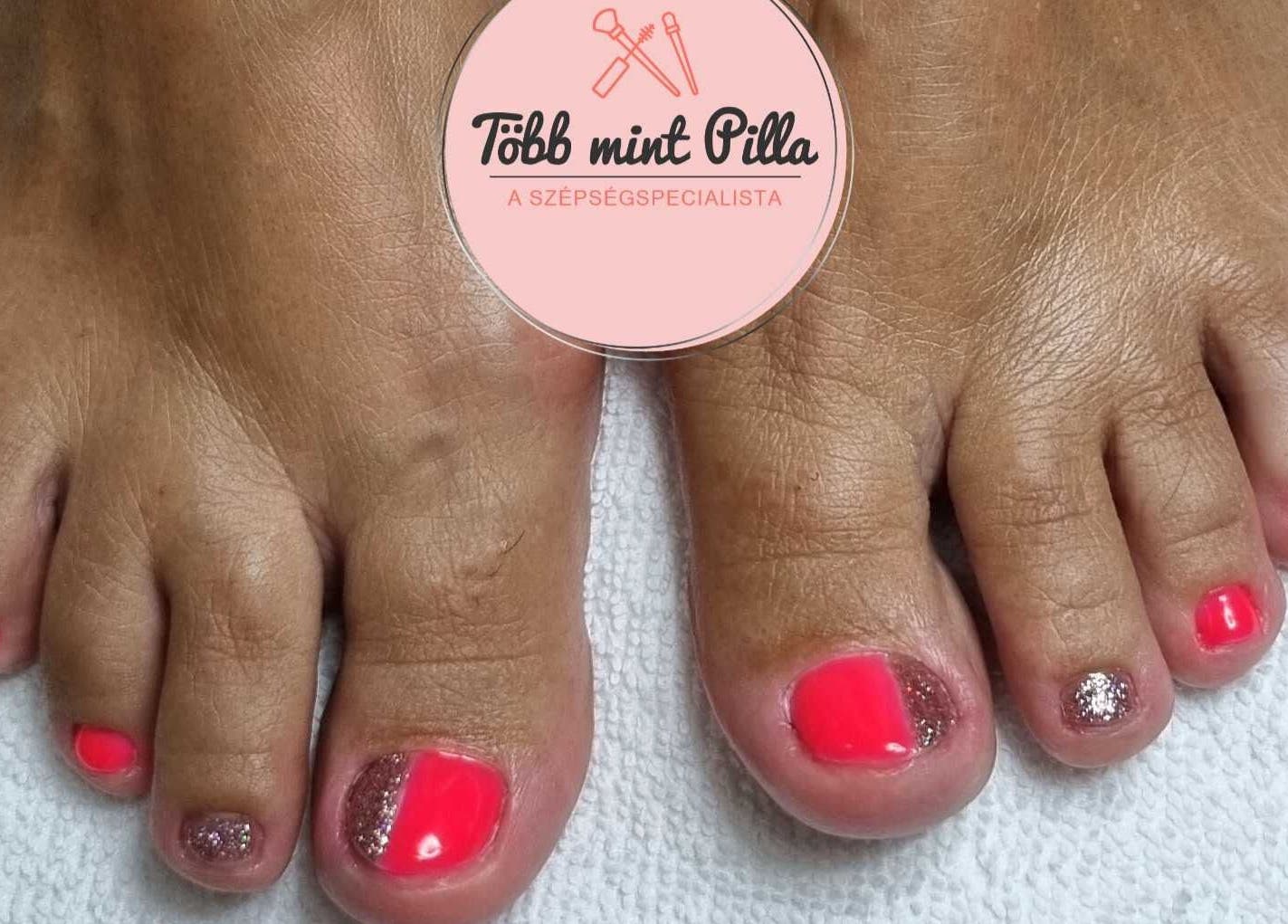 Ragyogó pedikűr Több Mint Pilla szalonban, Budapest, Magyar, HU. Rózsaszín gél és csillogás.