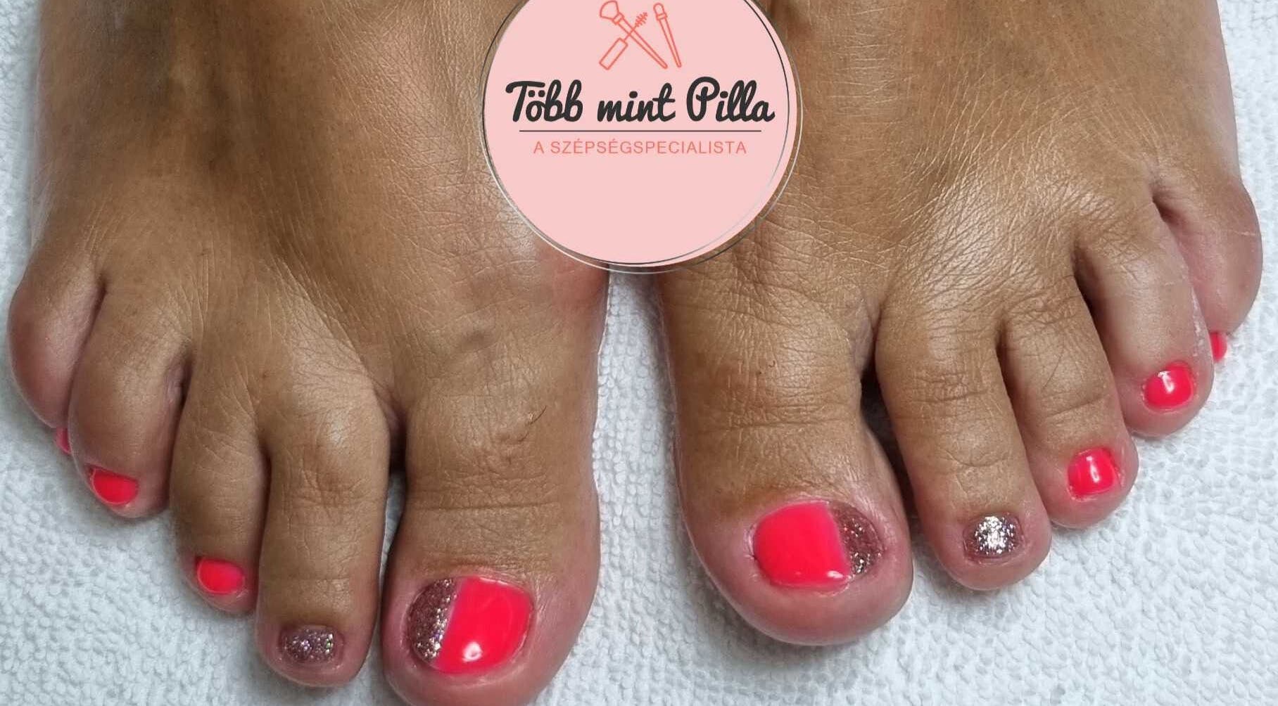 Ragyogó pedikűr Több Mint Pilla szalonban, Budapest, Magyar, HU. Rózsaszín gél és csillogás.